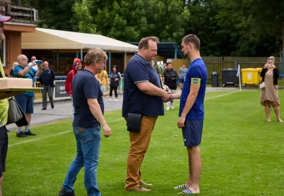 FOTOGALERIE | Vítězné oslavy dorostu k postupu do divize